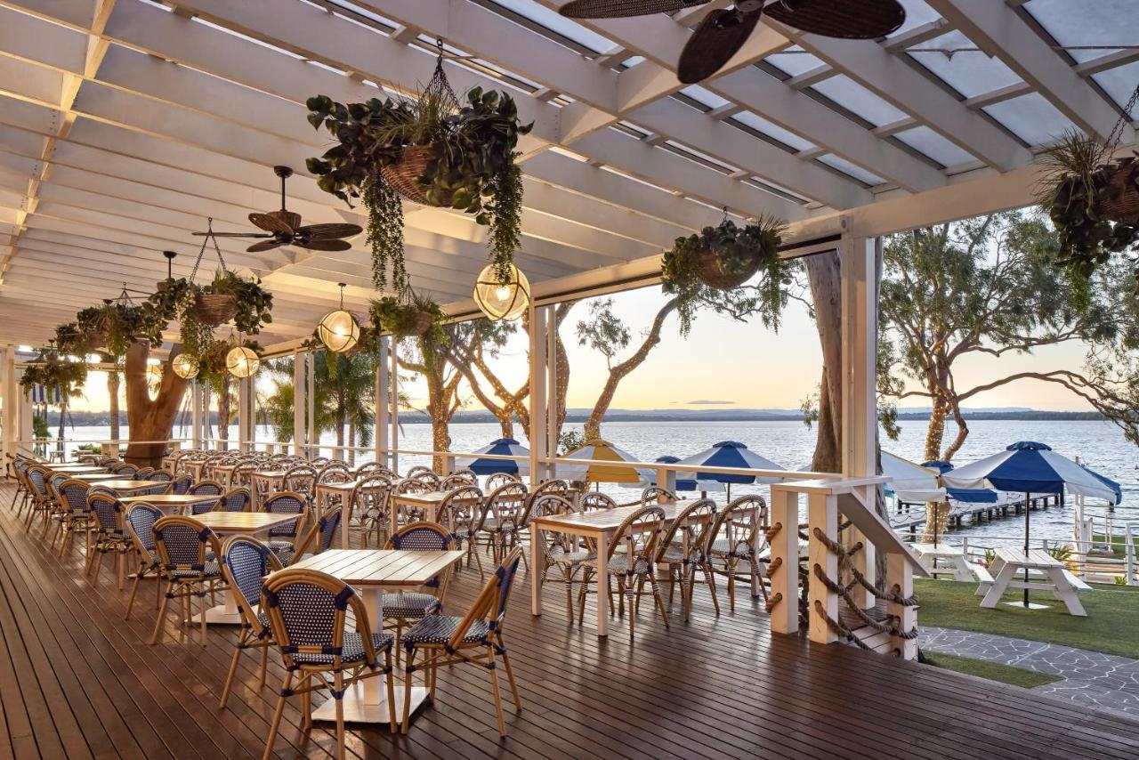 The Beachcomber Hotel & Resort, Ascend Hotel Collection Toukley Dış mekan fotoğraf The Deck at the InterContinental Sanctuary Cove Resort