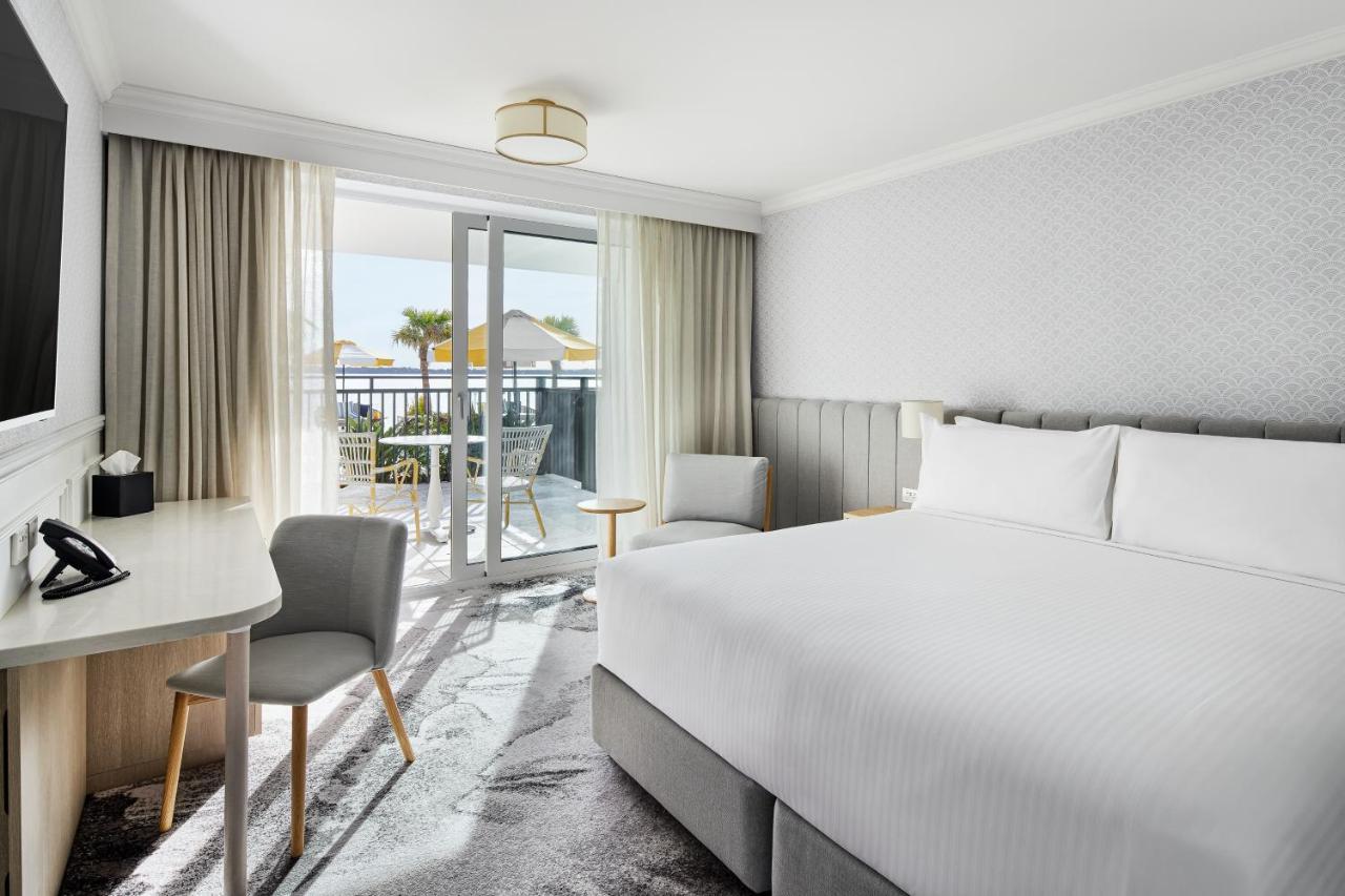The Beachcomber Hotel & Resort, Ascend Hotel Collection Toukley Dış mekan fotoğraf A guest room at the Hilton San Diego Bayfront