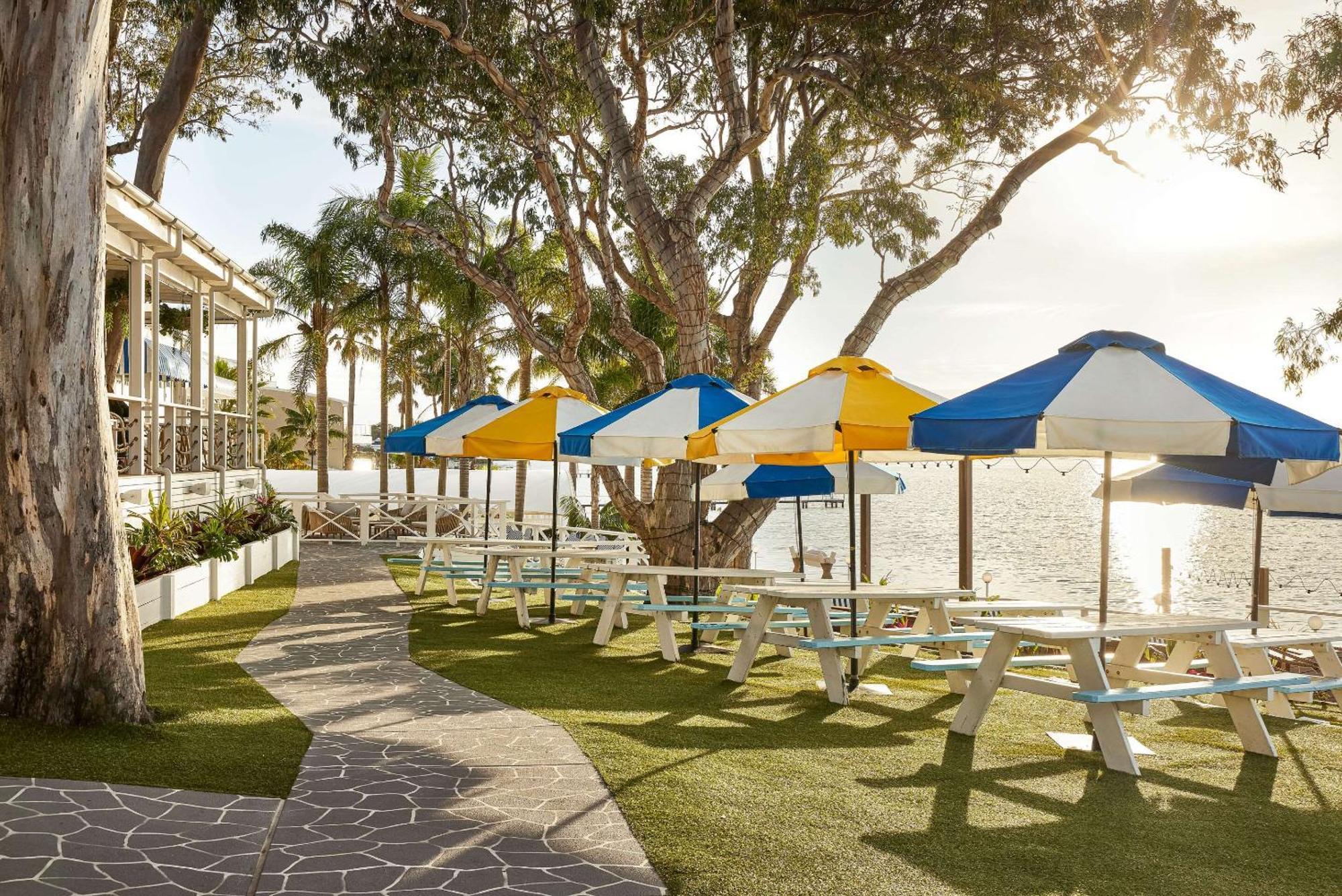 The Beachcomber Hotel & Resort, Ascend Hotel Collection Toukley Dış mekan fotoğraf The Deck