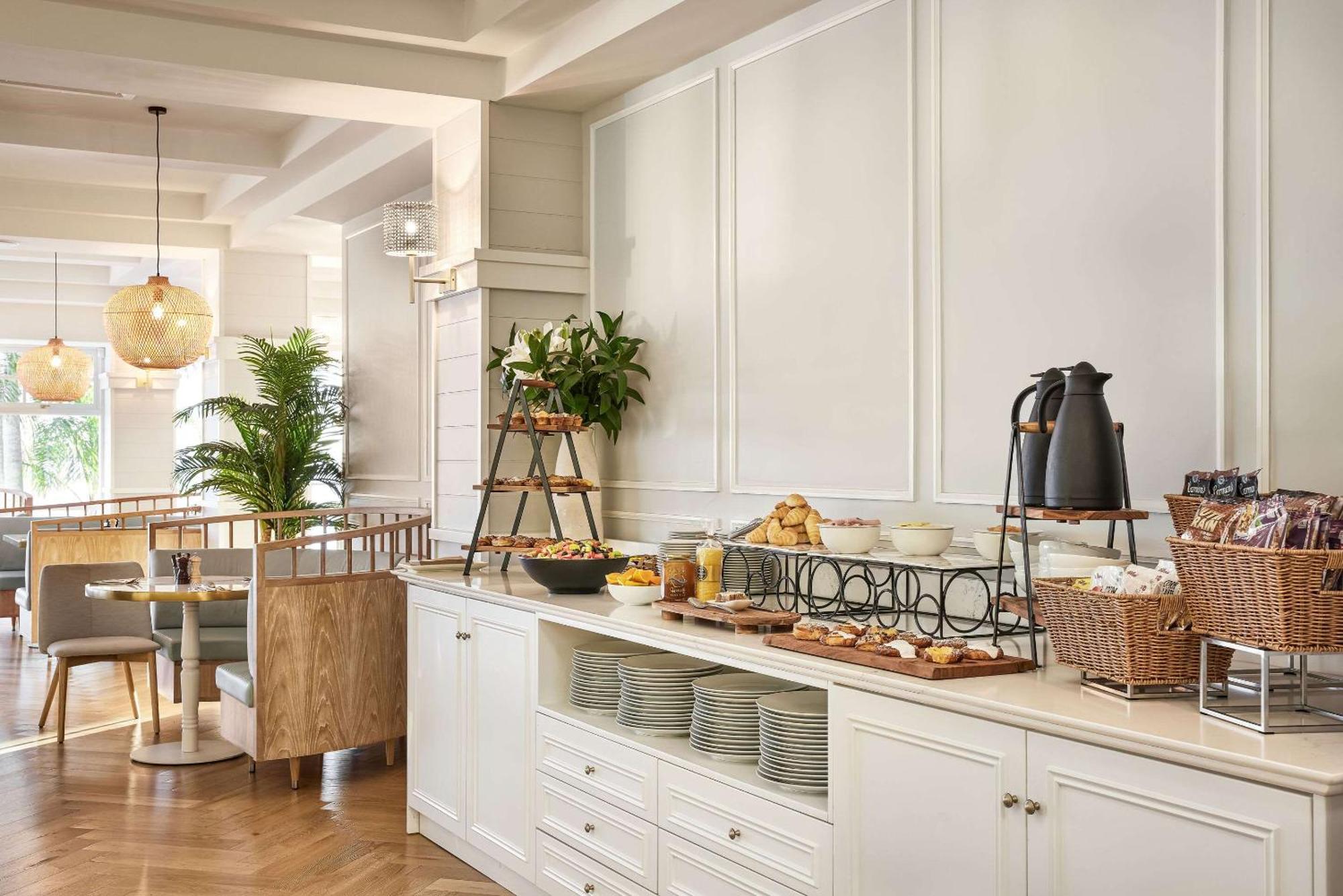 The Beachcomber Hotel & Resort, Ascend Hotel Collection Toukley Dış mekan fotoğraf The buffet at the hotel