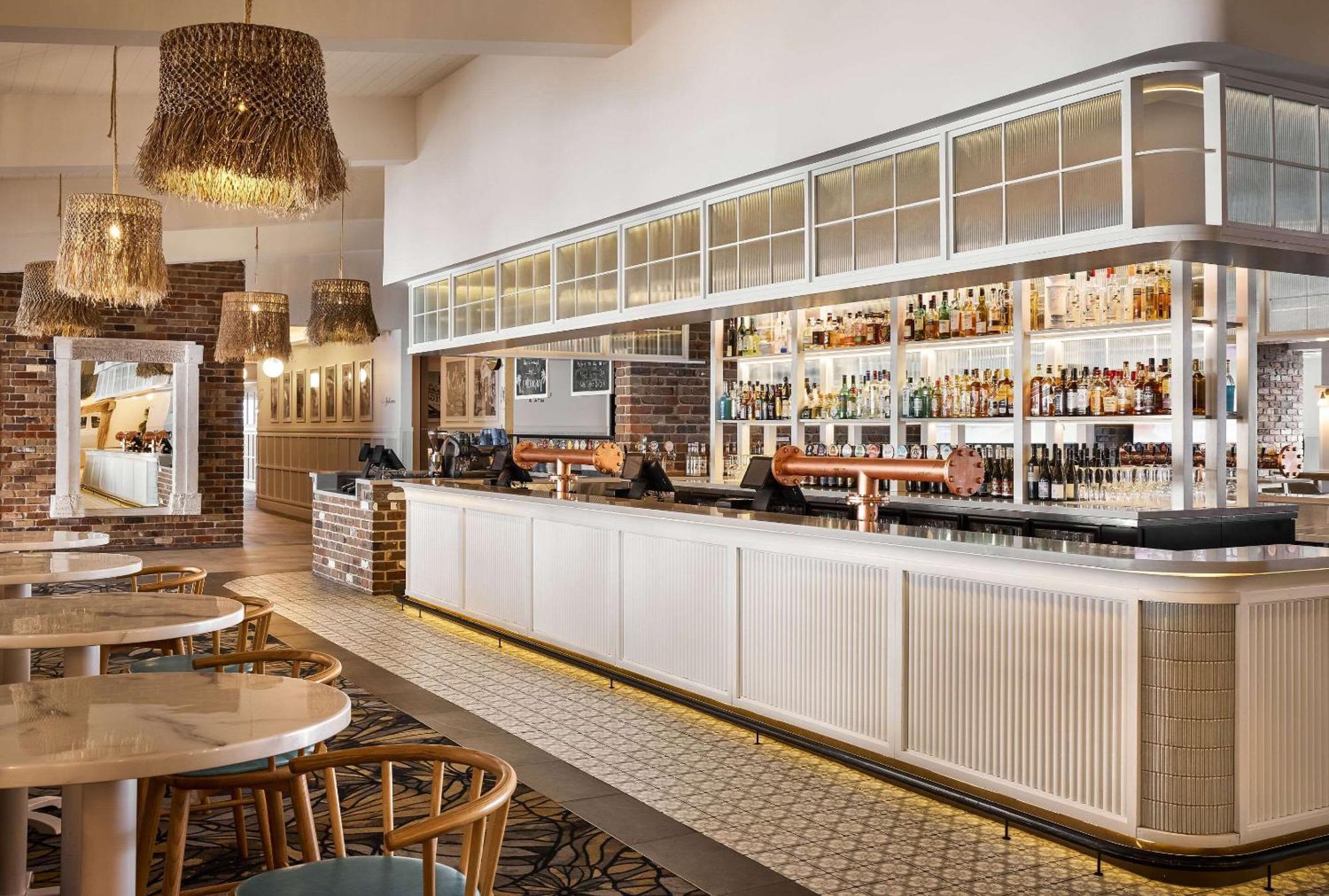 The Beachcomber Hotel & Resort, Ascend Hotel Collection Toukley Dış mekan fotoğraf The bar at the River Cottage Cafe