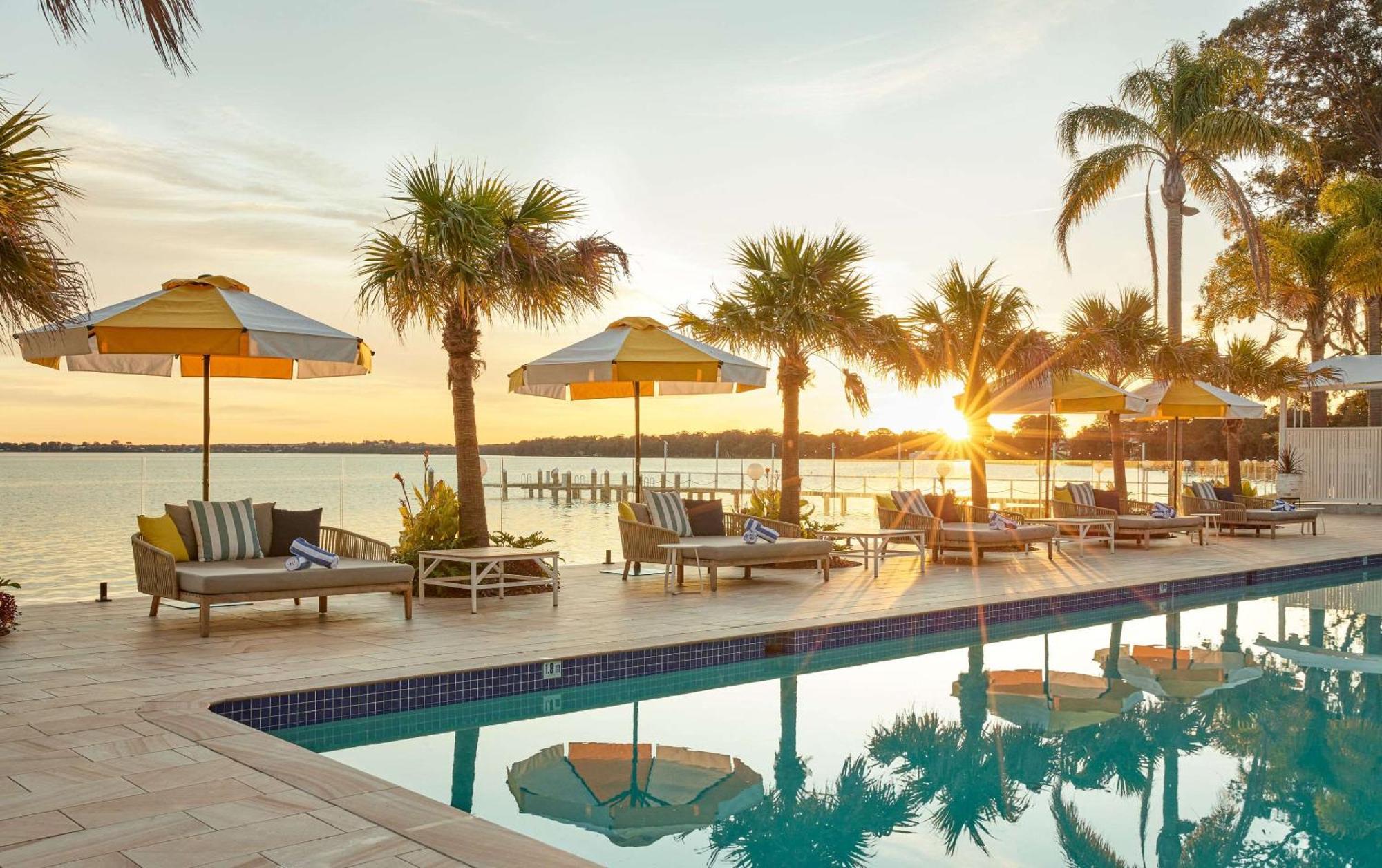 The Beachcomber Hotel & Resort, Ascend Hotel Collection Toukley Dış mekan fotoğraf Sunset at the pool at the Marker Key West Hotel