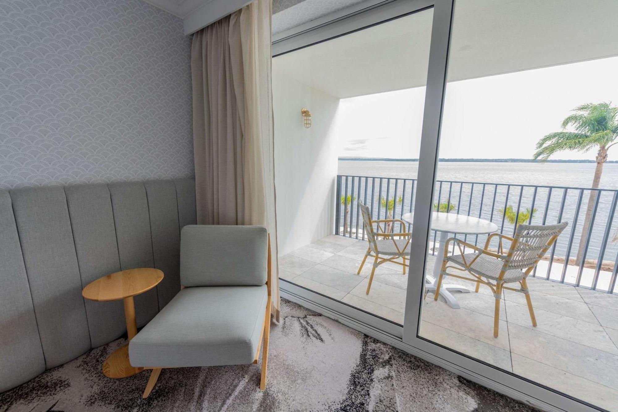 The Beachcomber Hotel & Resort, Ascend Hotel Collection Toukley Dış mekan fotoğraf A room at the hotel