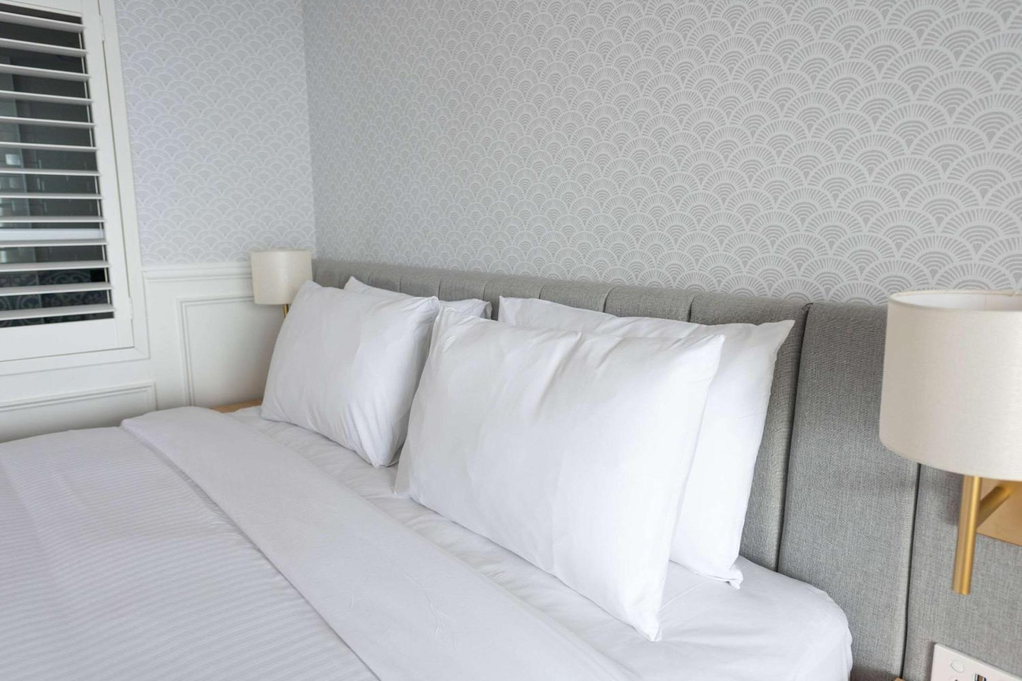 The Beachcomber Hotel & Resort, Ascend Hotel Collection Toukley Dış mekan fotoğraf Pillows on a bed