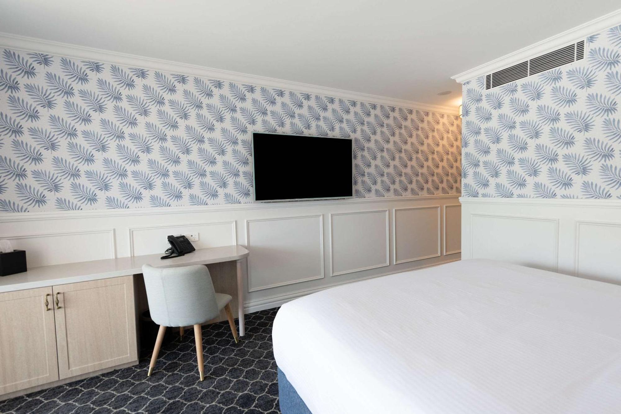 The Beachcomber Hotel & Resort, Ascend Hotel Collection Toukley Dış mekan fotoğraf A room at the Hotel