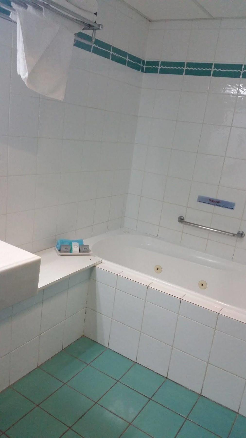 The Beachcomber Hotel & Resort, Ascend Hotel Collection Toukley Dış mekan fotoğraf A bathtub in a hotel