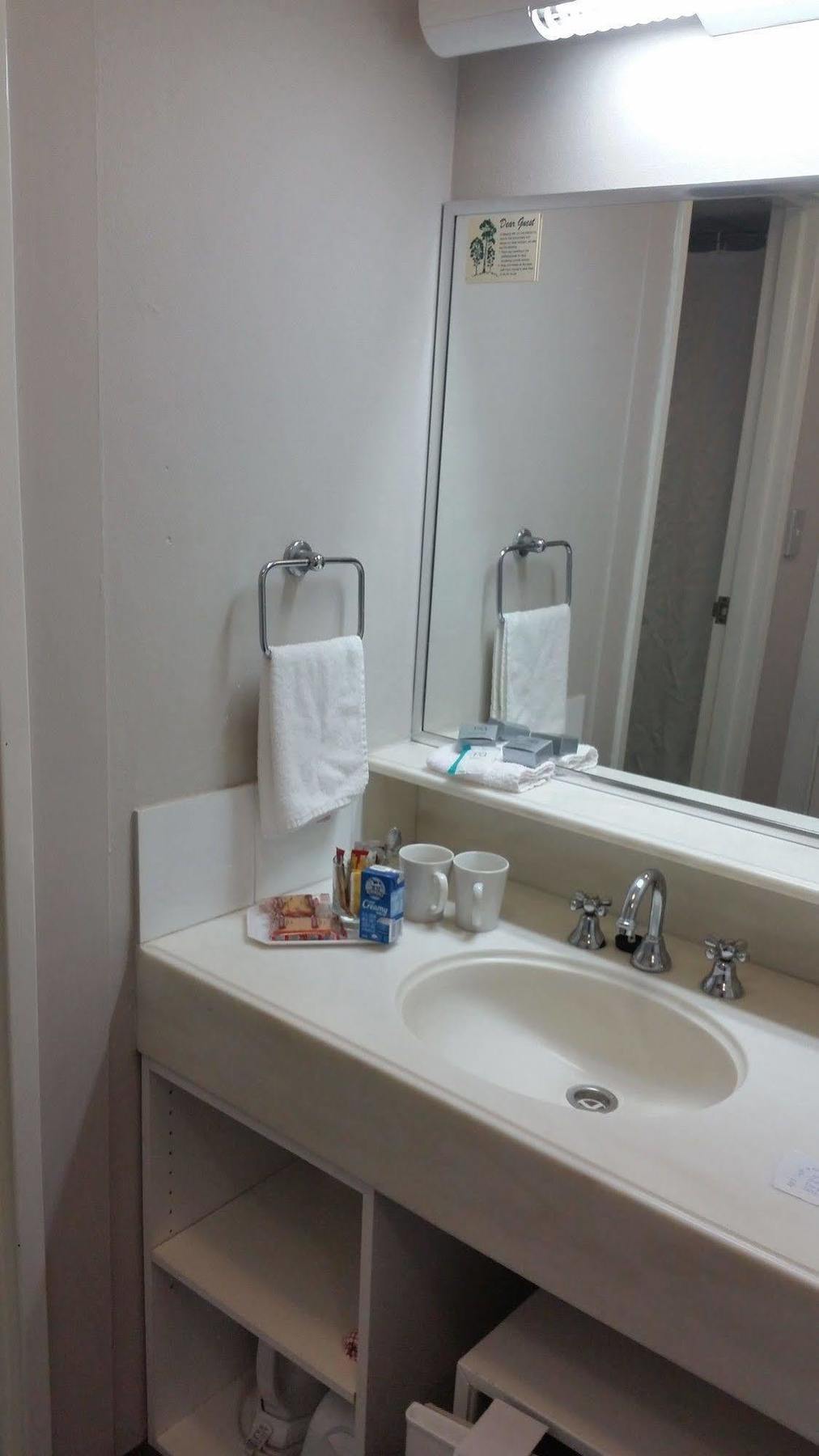 The Beachcomber Hotel & Resort, Ascend Hotel Collection Toukley Dış mekan fotoğraf A typical bathroom in a hotel room