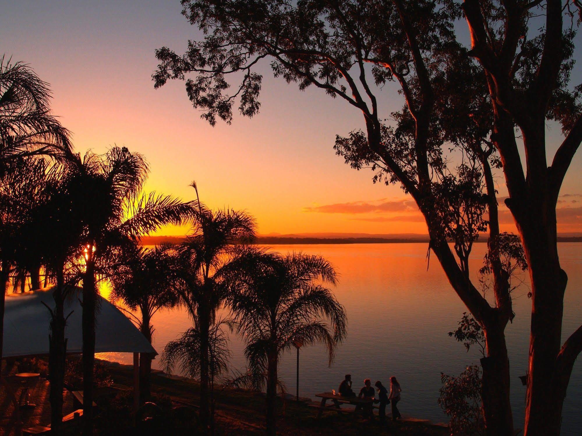 The Beachcomber Hotel & Resort, Ascend Hotel Collection Toukley Dış mekan fotoğraf Sunset at Lake Murray